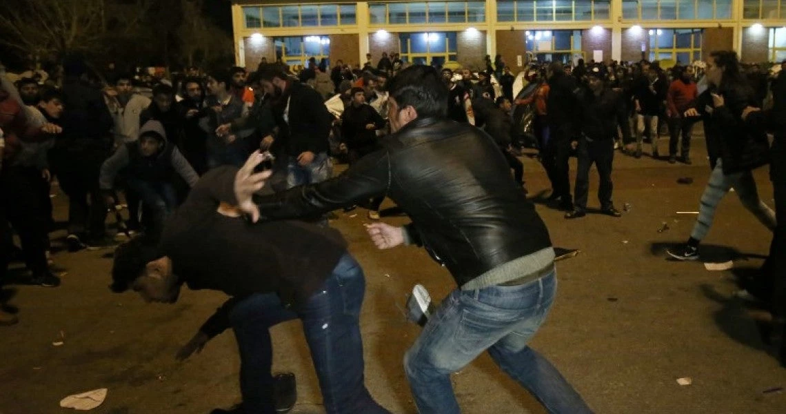 Επικίνδυνη εξέλιξη: Όχλος μουσουλμάνων επιτέθηκε σε χριστιανούς μέσα στο hot spot στο Κουτσόχερο – Προσπάθησε να τους κάψει